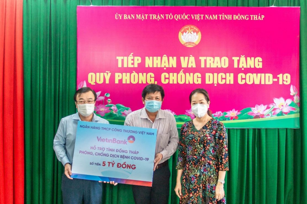 Đại diện VietinBank trao biển tượng trưng ủng hộ 5 tỷ đồng hỗ trợ tỉnh Đồng Tháp trong công tác phòng, chống dịch Covid-19