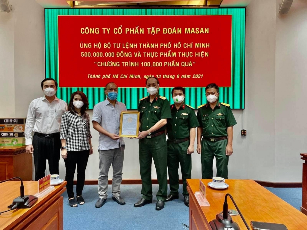 Đại diện Tập đoàn Masan ủng hộ Bộ Tư lệnh TP. HCM 500 triệu đồng và nhu yếu phẩm phòng chống dịch Covid-19.