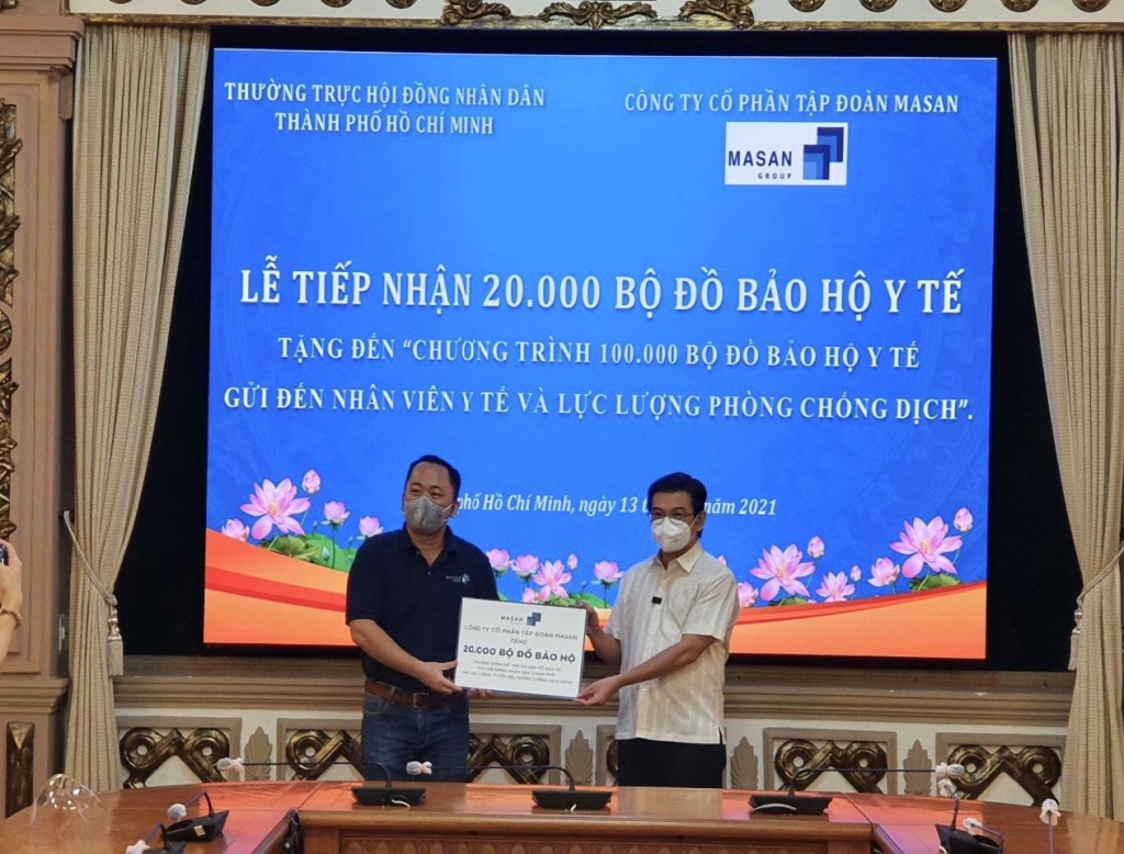 Tập đoàn Masan ủng hộ 20.000 bộ đồ bảo hộ y tế đến HĐND TP. HCM