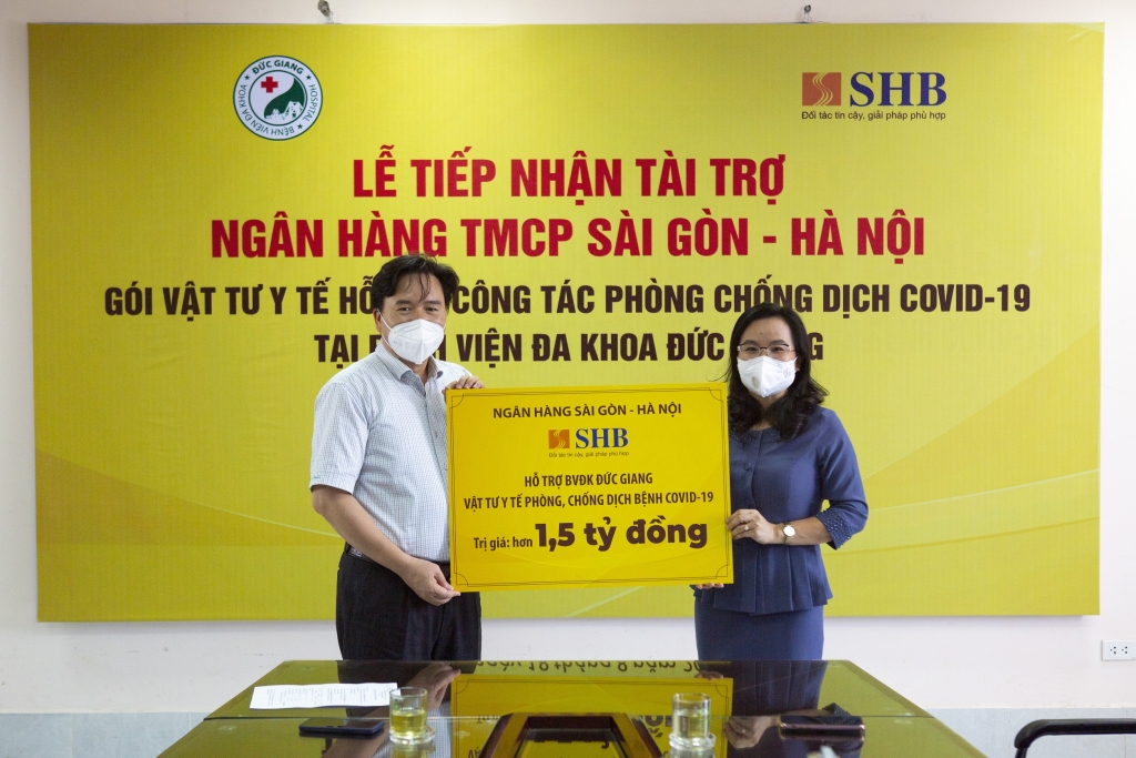 Đại diện SHB, TS. Ngô Thu Hà - Phó TGĐ trao ủng hộ vật tư y tế phòng chống dịch Covid-19 trị giá hơn 1,5 tỷ đồng cho TS. Nguyễn Văn Thường  - GĐ Bệnh viện Bệnh viện Đa khoa Đức Giang.