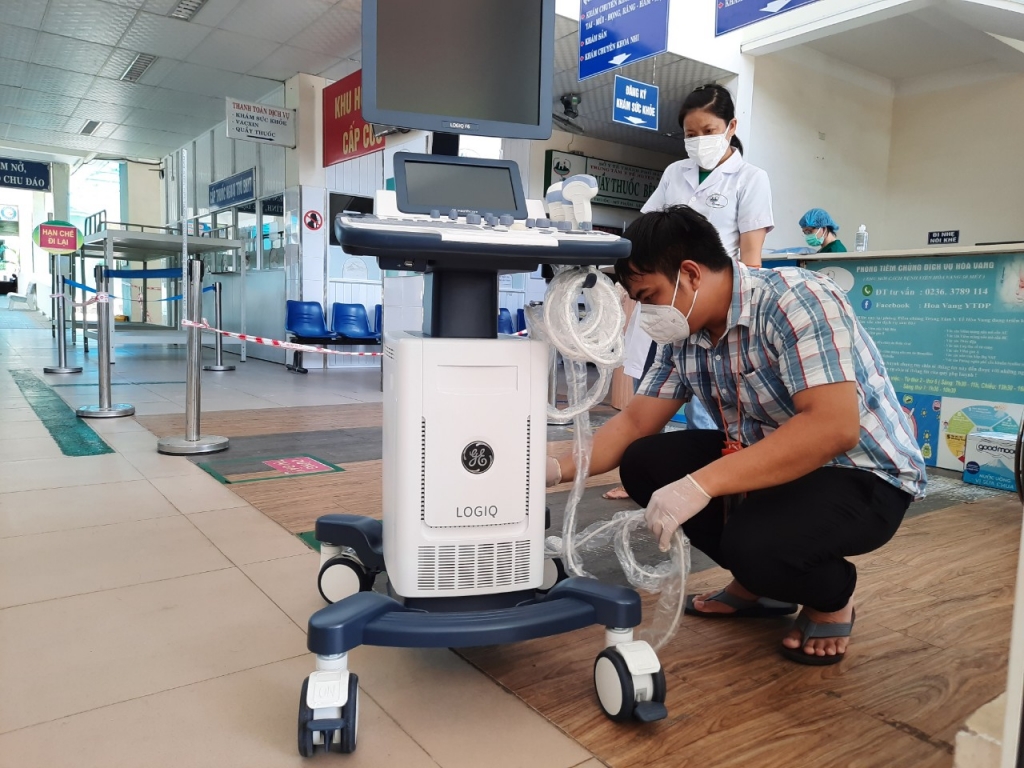 Máy siêu âm Doppler màu, một trong các thiết bị hiện đại Vinaconex dành tặng cho bệnh viện tại Đà Nẵng