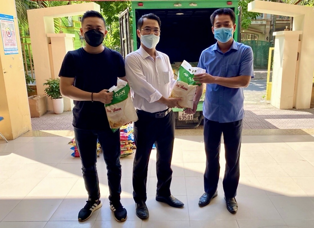 Đại diện Tập đoàn T&T Group trao tặng phường Định Công (quận Hoàng Mai, Hà Nội) 1 tấn gạo