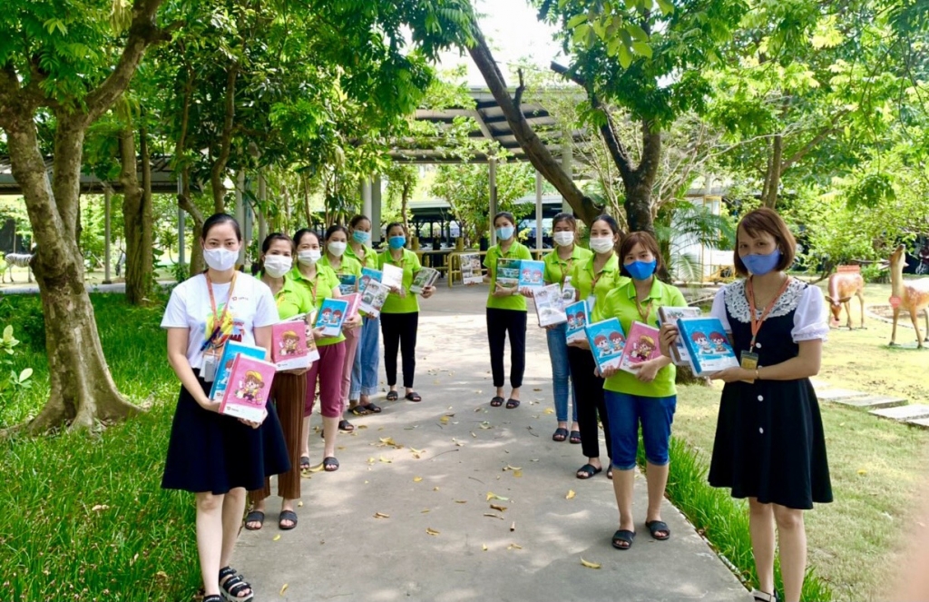 Tân Đệ trao quà khuyến học trước thềm năm học mới