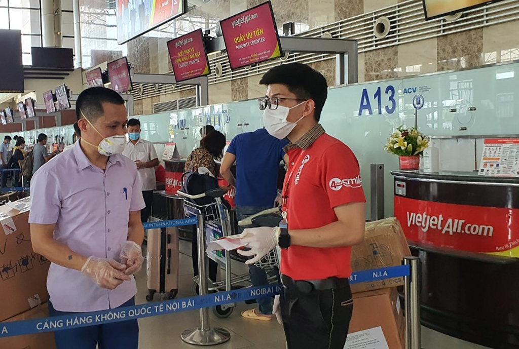 Nhân viên Vietjet hướng dẫn thủ tục cho các bác sĩ (ảnh: Đoàn Khánh)