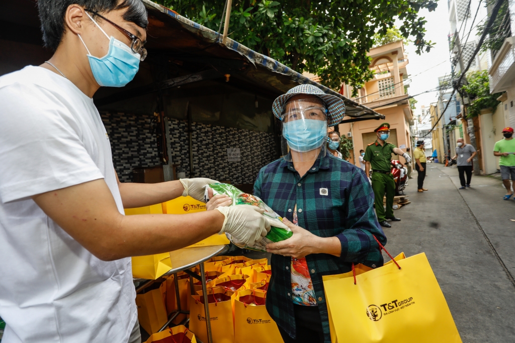 Mỗi suất quà bao gồm lương thực và nhu yếu phẩm thiết yếu đang được gấp rút trao đến tận tay người dân TP.HCM.