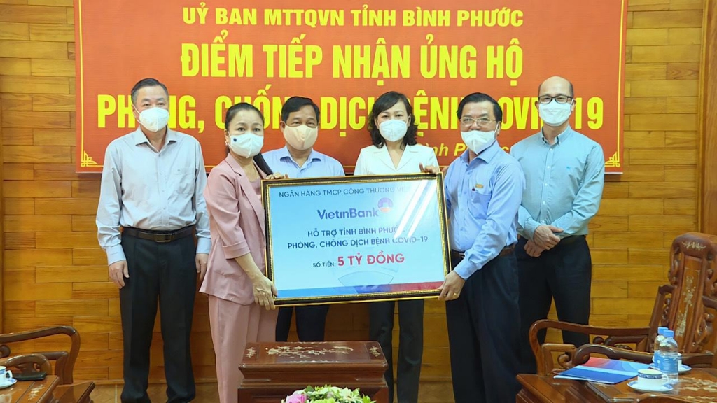 Đại diện VietinBank trao 5 tỷ đồng hỗ trợ tỉnh Bình Phước phòng, chống dịch Covid-19