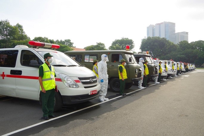 30 xe cứu thương cùng các chiến sỹ lái xe được bàn giao cho TP.HCM sáng 23-8. Ảnh Tư liệu
