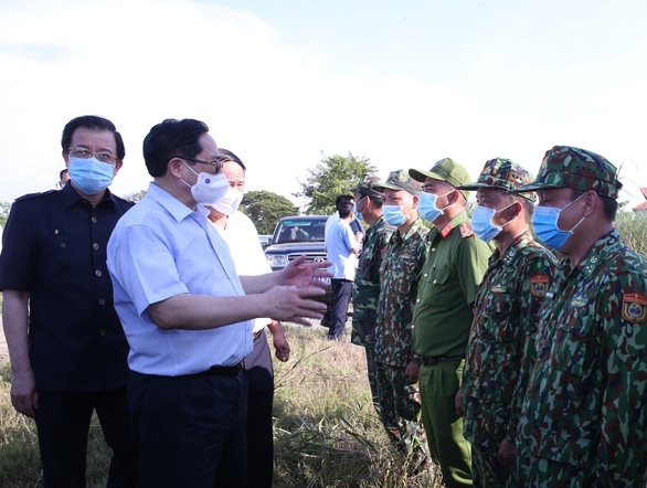 Thủ tướng Phạm Minh Chính trò chuyện, động viên cán bộ chiến sĩ Đồn biên phòng Vĩnh Nguơn, Bộ đội biên phòng tỉnh An Giang trong việc phòng chống dịch. Ảnh Tư liệu