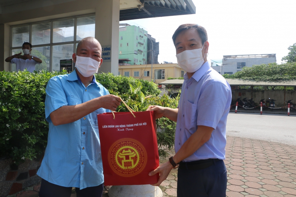 Đại diện Công đoàn Transerco trao quà “Túi An sinh Công đoàn” đến các đoàn viên và công nhân lao động có hoàn cảnh khó khăn