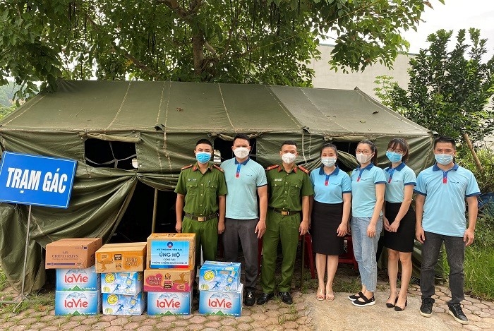 Các đoàn viên, thanh niên VietinBank Yên Bái trao tặng các phần quà cho các chốt kiểm dịch trên địa bàn TP Yên Bái