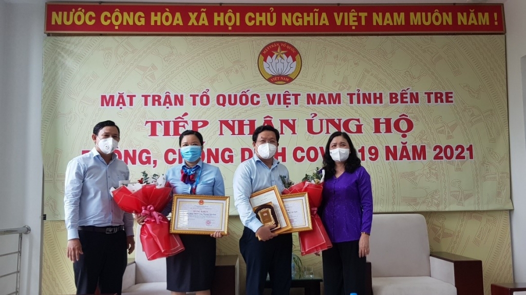 Lãnh đạo tỉnh Bến Tre trao bằng khen và kỷ niệm chương cho VietinBank vì những đóng góp trong công tác phòng chống dịch COVID-19 