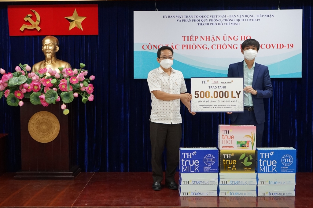 500.000 sản phẩm sữa tươi sạch và đồ uống tốt cho sức khỏe của Tập đoàn TH tiếp tục được gửi tới người dân TP HCM, chung tay đẩy lùi dịch bệnh Covid-19.