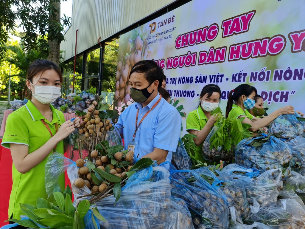 Các đồng chí lãnh đạo Công ty cùng người lao động phân loại các túi nhãn