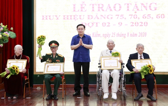 ha noi ghi nhan va danh gia cao nhung dong gop cua dang vien lao thanh