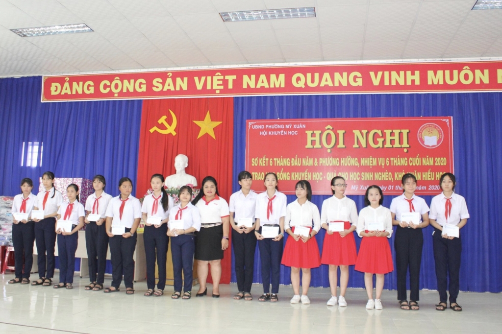 5244 ba nguyyn thu thyy pho giam yyc yyi ngoyi vedan viyt nam trao hyc byng cho cac em hyc sinh phyyng my xuan thy xa phu my
