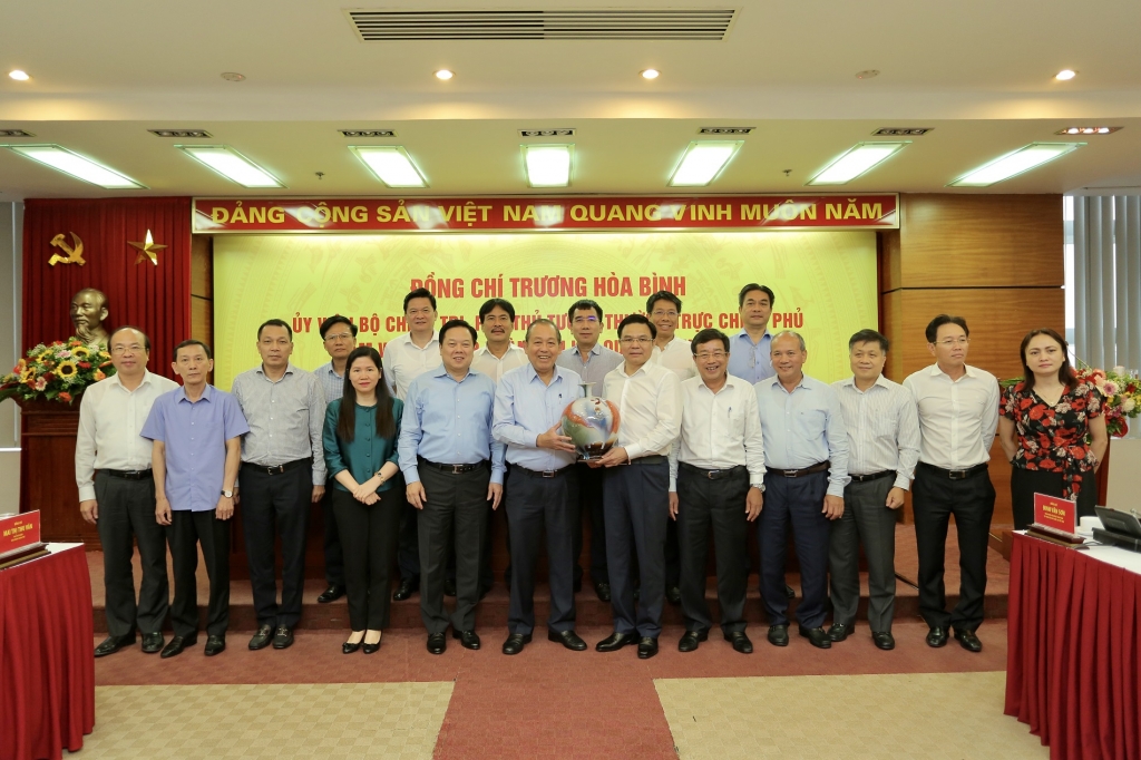 Lãnh đạo Petrovietnam tăng quà lưu niệm và chụp ảnh kỉ niệm với Phó Thủ tướng Thường trực Chính phủ Trương Hòa Bình cùng đại diện lãnh đạo các bộ n