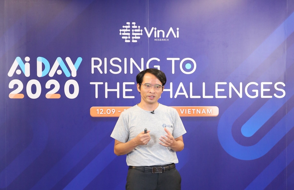 Tiến sĩ Bùi Hải Hưng – Viện trưởng Viện nghiên cứu Trí tuệ nhân tạo VinAI Research (thuộc Tập đoàn Vingroup) công bố 2 giải pháp Vcam Kristal và VSound Alto tại sự kiện AI Day 2020 (12/9)
