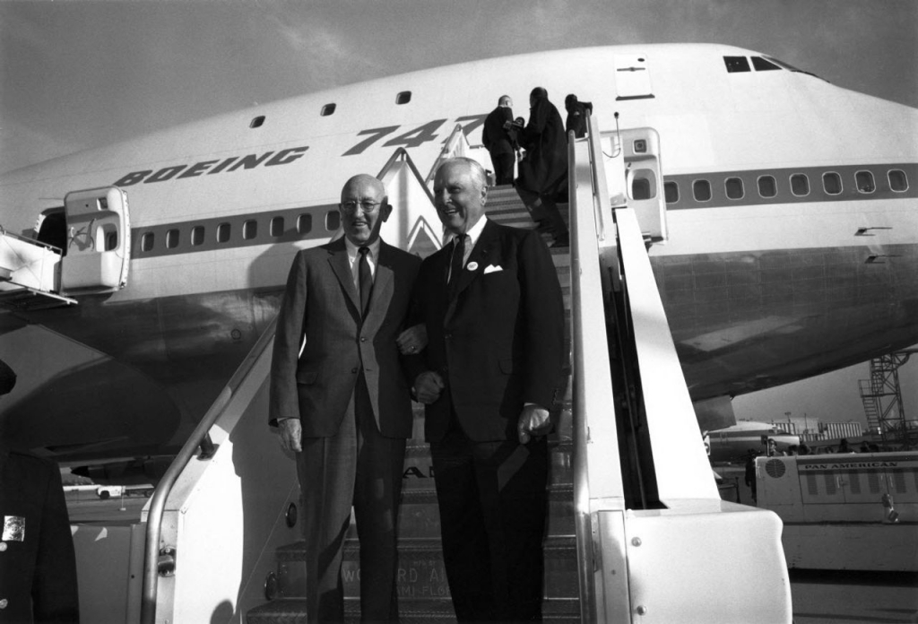 Chủ tịch Boeing Bill Allen (trái)  và Nhà sáng lập Pan Am Juan Trippe (phải) 
