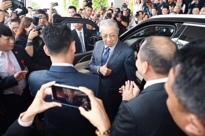  Biểu cảm của ông Mahathir Mohamad sau khi lái chiếc xe VinFast Lux SA2.0 trên cung đường thử dài 3km với vận tốc 100km/h