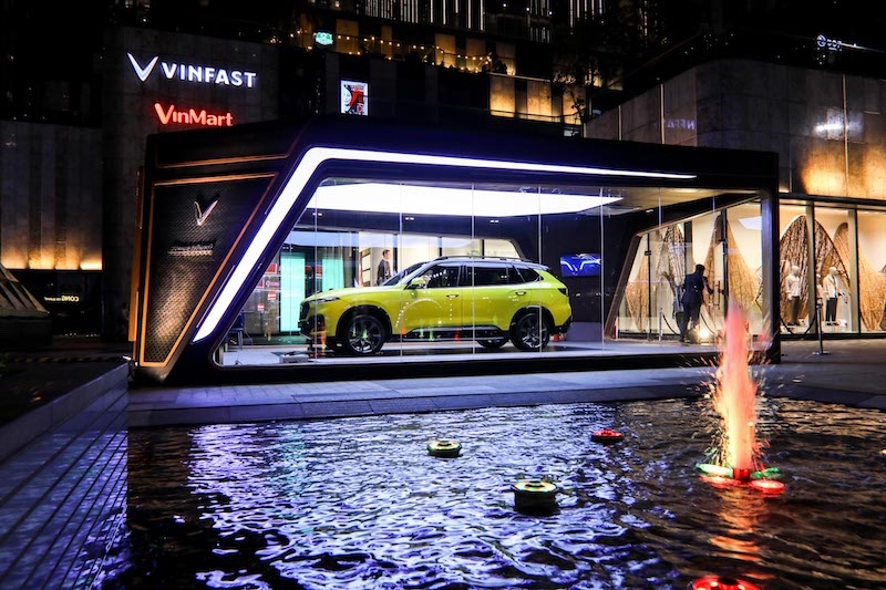 Mẫu xe VinFast President được trưng bày tại sảnh toà nhà cao nhất Việt Nam - Landmark 81.