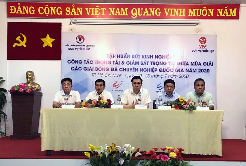 Đại diện lãnh đạo LĐBĐVN, Công ty VPF và Ban trọng tài tham dự lễ khai mạc đợt 2 – chương trình tập huấn rút kinh nghiệm công tác GSTT,TT giữa mùa giải các giải BĐCN 2020