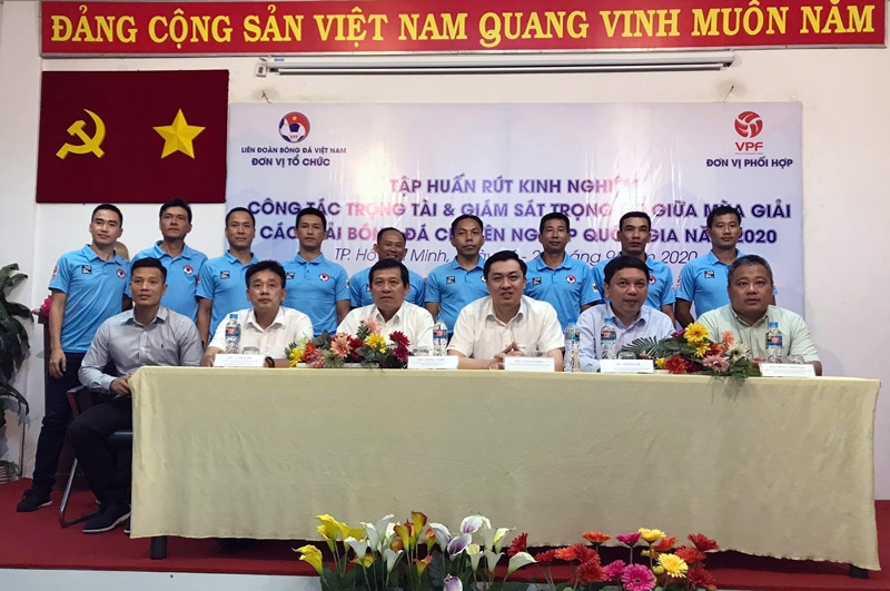   Đại diện lãnh đạo LĐBĐVN, Công ty VPF, Ban trọng tài chụp ảnh lưu niệm với các GSTT, TT tham dự chương trình tập huấn