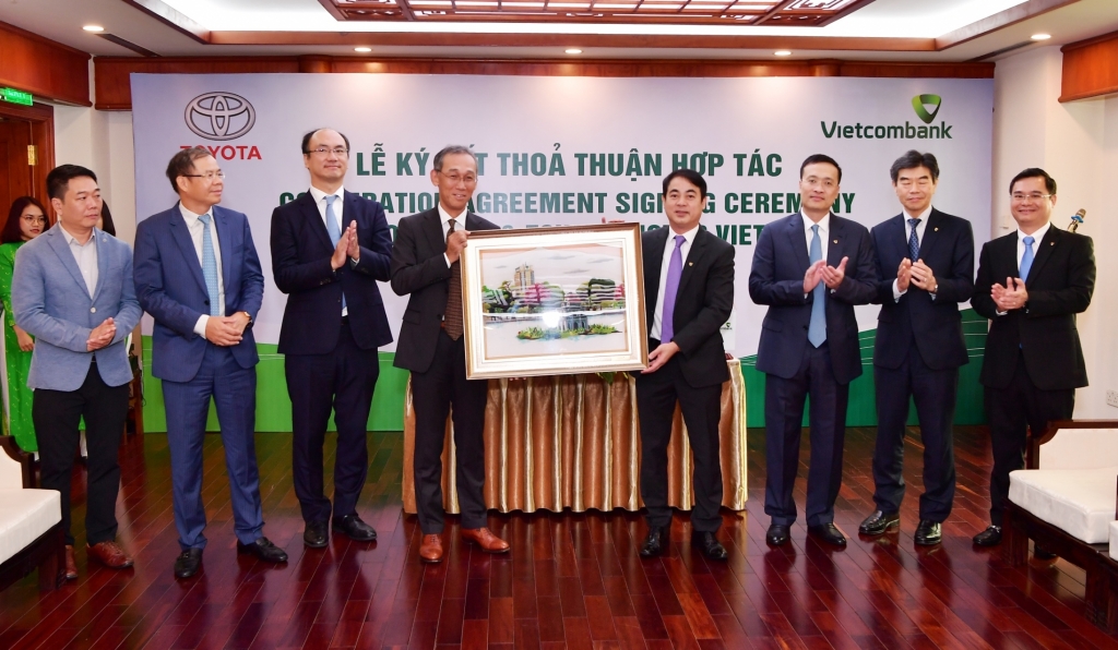 Toyota VN tặng quà kỷ niệm Vietcombank 