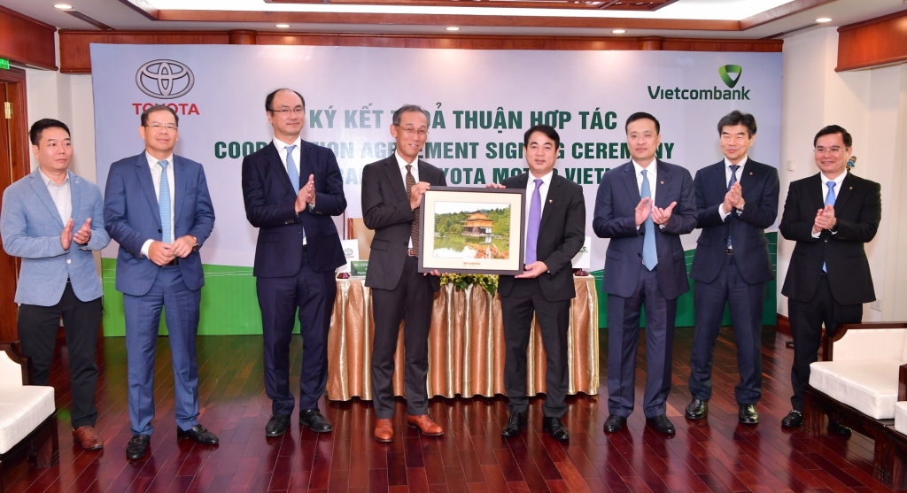 Vietcombank tặng quà kỷ niệm Toyota VN 