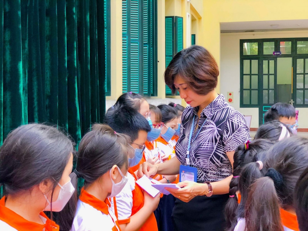 Cô Bạch Thị Thanh Hằng - Phó hiệu trưởng nhà trường trao sổ tay sao đỏ