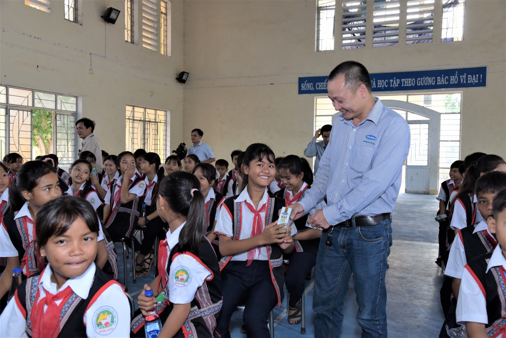 Các đại biểu trao tặng sữa tận tay các em học sinh tại chương trình Lễ trao tặng sữa của Quỹ sữa Vươn cao Việt Nam tại Phú Yên