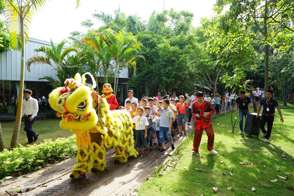 Các con cùng đội múa lân tham quan Nhà máy nơi bố mẹ làm việc