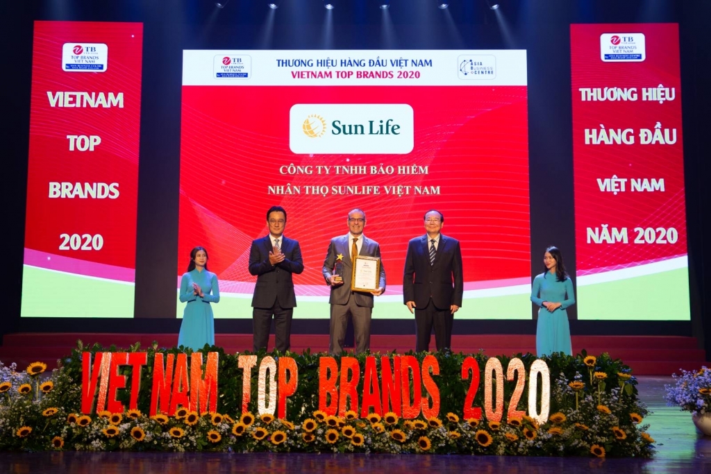 Ông Larry Madge Tổng giám đốc Sun Life Việt Nam (đứng giữa) nhận danh hiệu Top 10 Thương hiệu hàng đầu Việt Nam từ Ban tổ chức.