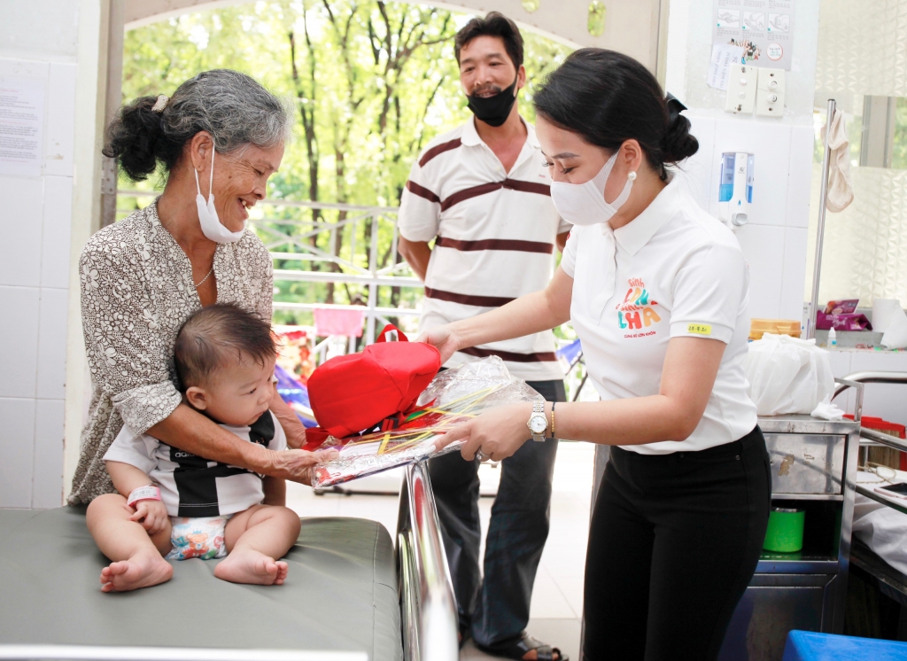 Các phần quà hướng đến mang lại niềm vui trung thu cho các bệnh nhi, san sẻ khó khăn và khích lệ tinh thần để các em chiến thắng bệnh tật  