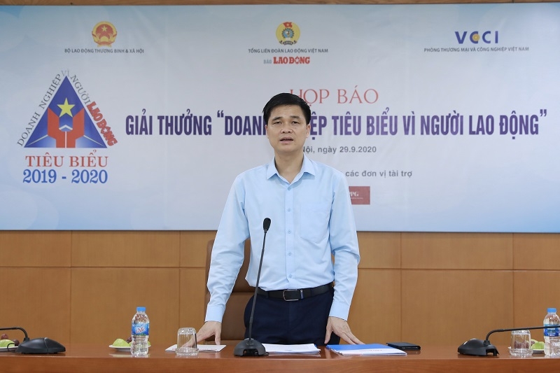 Ông Ngọ Duy Hiểu, Phó Tổng Liên đoàn Lao động Việt Nam chủ trì họp báo