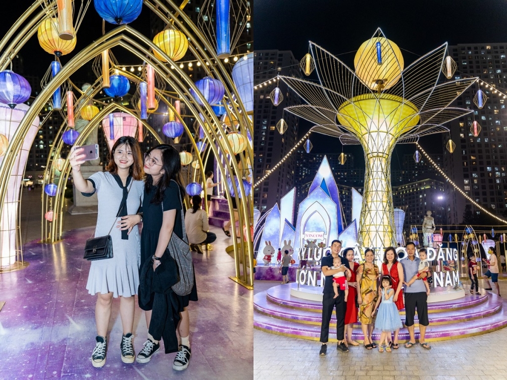 Hàng nghìn khách hàng đã chọn cây đèn lồng hoa đăng làm địa điểm check-in, lưu lại các khoảnh khắc ý nghĩa bên gia đình và bạn bè