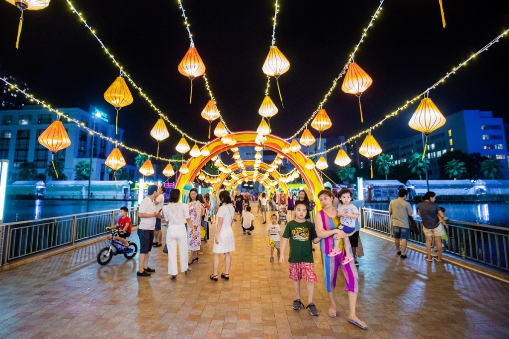 Thắp sáng hồ nhạc nước tại Vincom Mega Mall Times City là con đường đèn lồng rực rỡ, tạo nên hiệu ứng ánh sáng và âm nhạc độc đáo trong những phần trình diễn nhạc nước mỗi tối