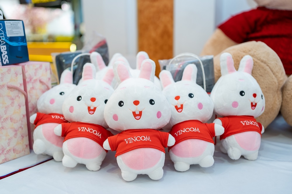 Bộ quà tặng độc quyền Vincom năm nay bao gồm: thỏ bông xinh xắn và truyện tranh “Cuộc phiêu lưu của Tít và Mít tới Kinh đô Ánh trăng” được khách hàng đặc biệt yêu thích. Quà được dành tặng cho khách hàng có hóa đơn mua sắm từ 500.000VNĐ trở lên từ các Vincom Mega Mall, Vincom Plaza, Vincom+ và 1.000.000VNĐ trở lên từ Vincom Center trên toàn quốc trong ngày 03-04/10