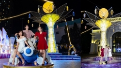 Người dân Thủ đô hào hứng check-in với Cây đèn lồng hoa đăng lớn nhất Việt Nam
