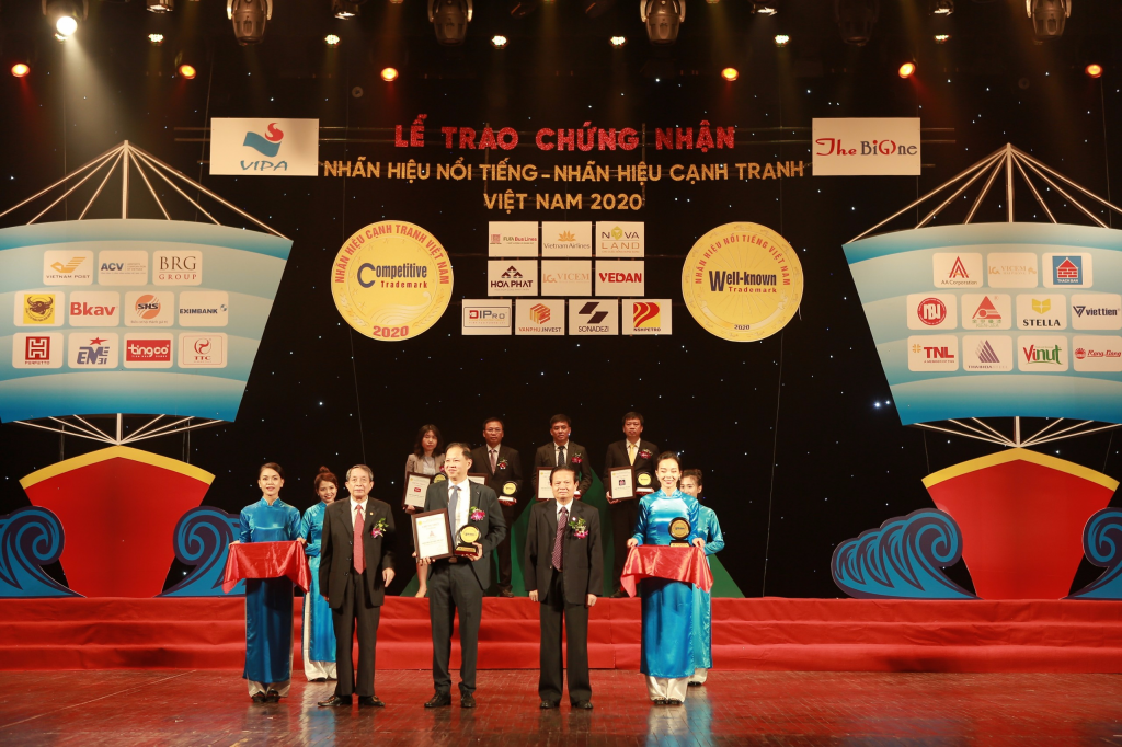 Ông Trần Quang Thuận - Phó TGĐ AA Corporation - đại diện nhận giải thưởng từ chương trình