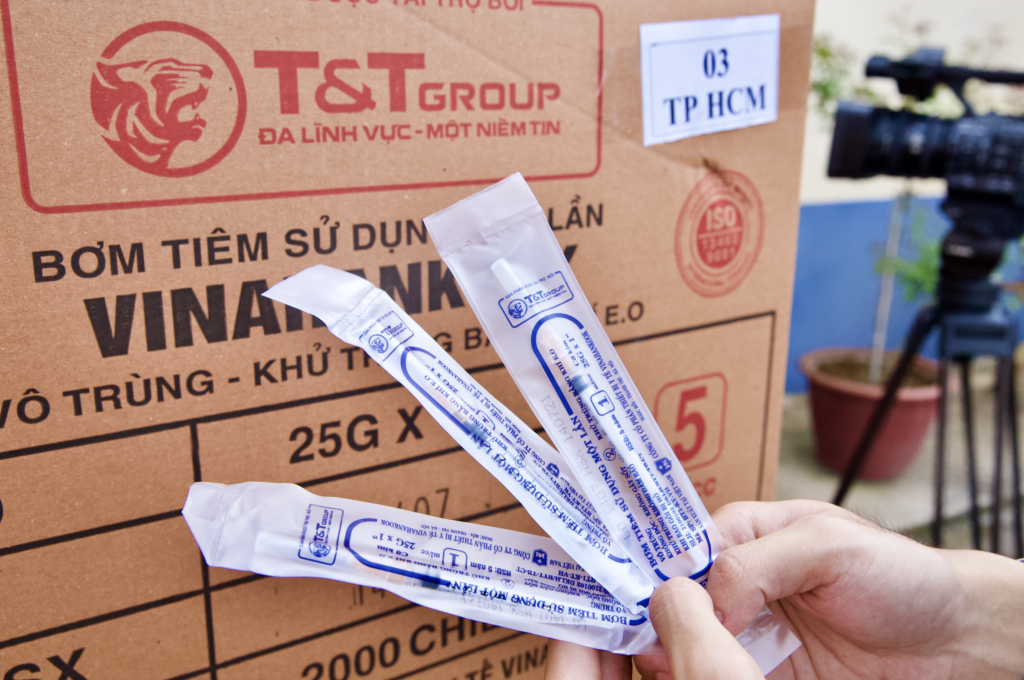 Ảnh 5-6: Bơm kim tiêm do T&T Group tài trợ là sản phẩm của Công ty CP thiết bị y tế VINAHANKOOK, được Bộ Y tế cấp giấy chứng nhận chất lượng.