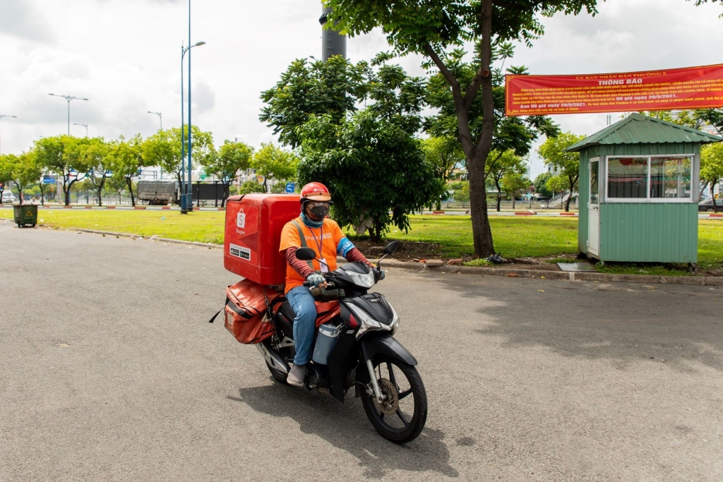 Lực lượng giao hàng và đối tác giao hàng của Shopee cũng đều được trang bị đầy đủ bộ nhận diện thương hiệu cũng như giấy xác nhận tiêm vắc xin phòng Covid-19 và sẵn sàng để có thể thực hiện công tác giao nhận. Đồng thời các tài xế cũng thường xuyên được nhắc nhở thực hiện đúng quy định 5K và giao hàng không tiếp xúc.