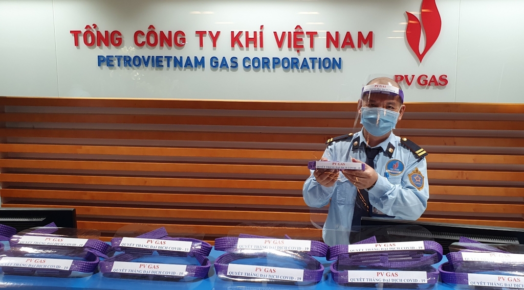 BCH CQĐH PV GAS gửi tặng tấm chắn giọt bắn cho lực lượng bảo vệ tòa nhà PV GAS Tower