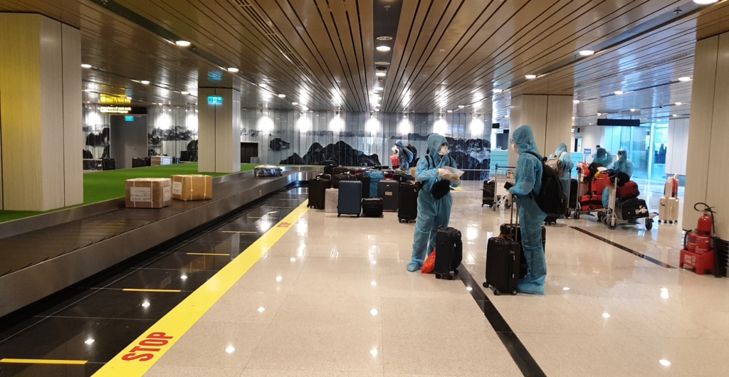 Những hành khách có hộ chiếu vắc xin đầu tiên nhập cảnh sân bay Vân Đồn, Quảng Ninh 