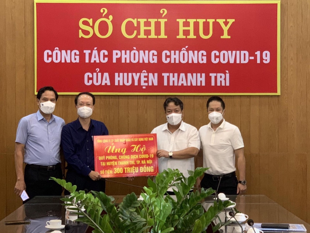 Ông  Dương Văn Mậu, Phó Tổng giám đốc Thường trực Tổng Công ty Vinaconex trao ủng hộ phòng, chống Covid-19 cho huyện Thanh Trì, Hà Nội