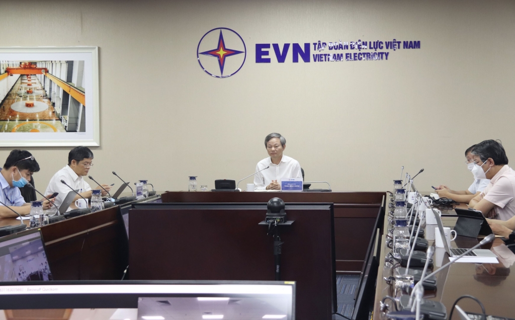 Tổng giám đốc EVN Trần Đình Nhân chủ trì cuộc họp tại đầu cầu EVN