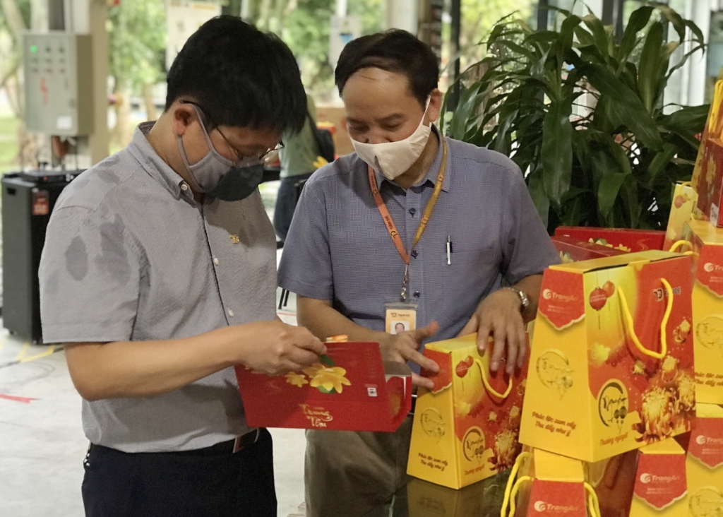 Ban lãnh đạo Công ty Tân Đệ kiểm tra chất lượng bánh Trung thu dành tặng cán bộ công nhân viên Tân Đệ