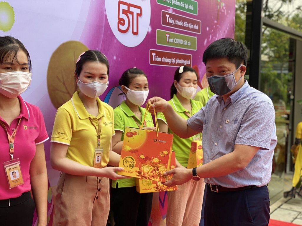Đồng chí Nguyễn Tiến Phương - Chủ tịch HĐQT - Tổng Giám đốc Công ty Tân Đệ trao quà tới đại diện người lao động Đồng chí Nguyễn Tiến Phương - Chủ tịch HĐQT - Tổng Giám đốc Công ty Tân Đệ trao quà tới đại diện người lao động