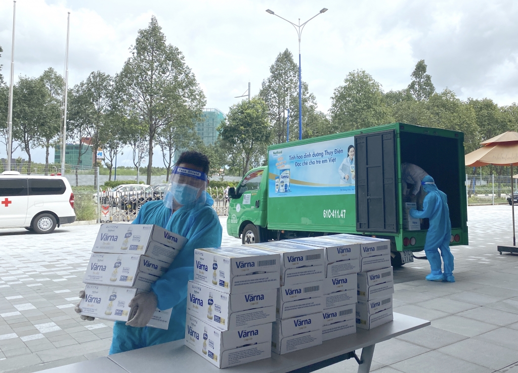 Hàng nghìn chai sữa Värna được trao tặng nhằm giúp các y bác sĩ và bệnh nhân tăng cường sức khỏe tại 10 bệnh viện, trung tâm y tế tỉnh Bình Dương