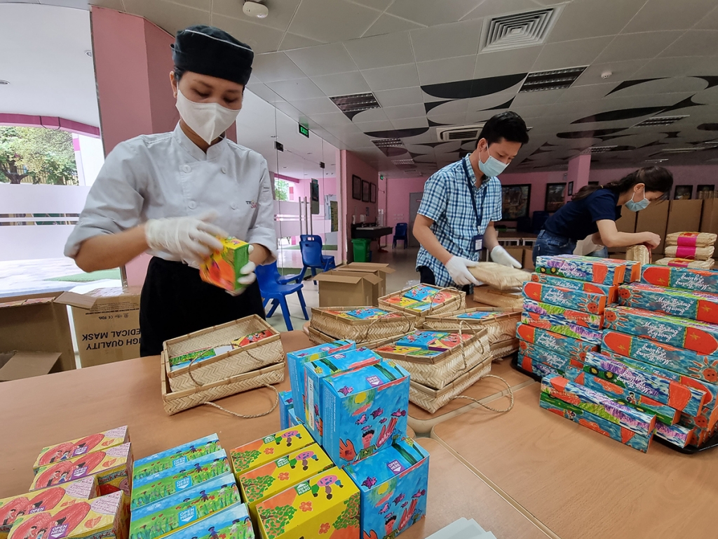 Những chiếc bánh chở yêu thương từ Hà Nội vào TPHCM, mang niềm vui nhỏ bé mùa Trung thu cho các em nhỏ F0