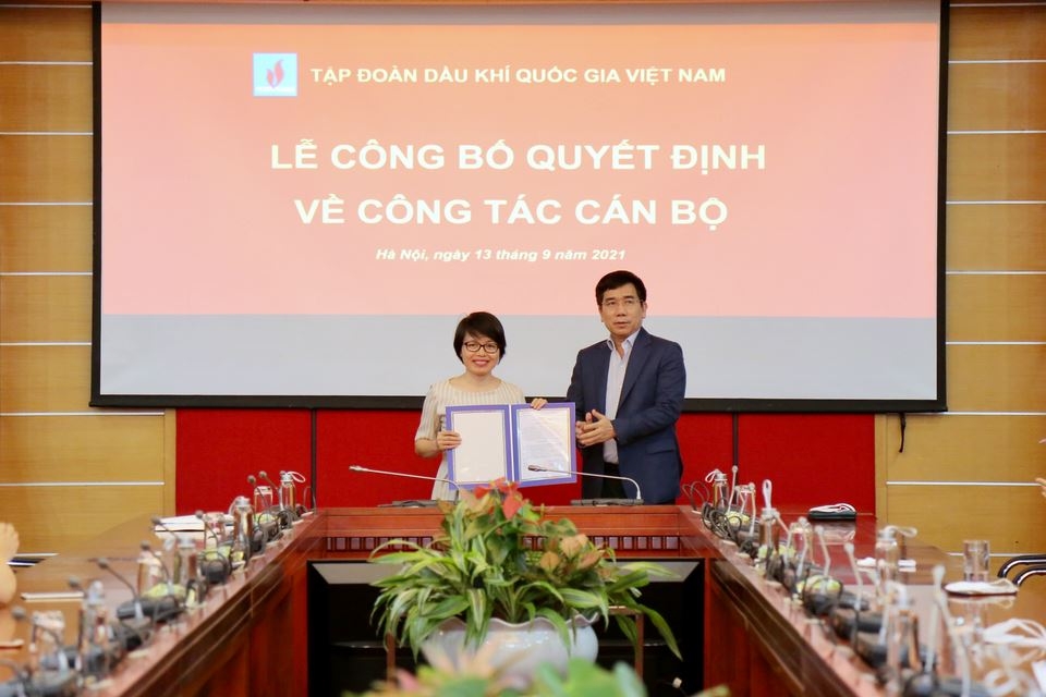 Phó Tổng giám đốc Lê Xuân Huyên trao quyết định cho đồng chí Đỗ Thị Thu Phương